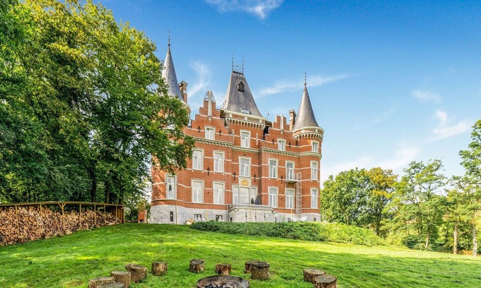 Gesves Autre | Château impressionnant à Gesves avec un beau jardin privé, un sauna et un cinéma