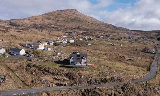Castlebay Maison | CASTLEBAY VIEW, pet friendly in Castlebay, Isle Of Barra