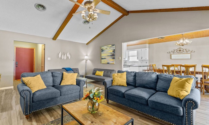Abilene Maison | Castlewood Estate ※ near Dyess AFB ※ Patio/FirePit