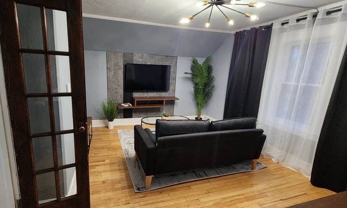 Tremont Appartement | Casual CLE: 1 bdrm near Downtown Cle