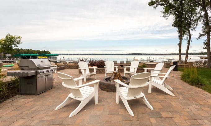Nisswa Copropriété | Catch Breathtaking Sunset Views from this Lake Front Condo w/ Firepit on Gull Lake