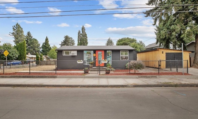 Hillsboro Maison | Catch the end of Summer now! Quiet & comfy, 1GB web, close to everything.