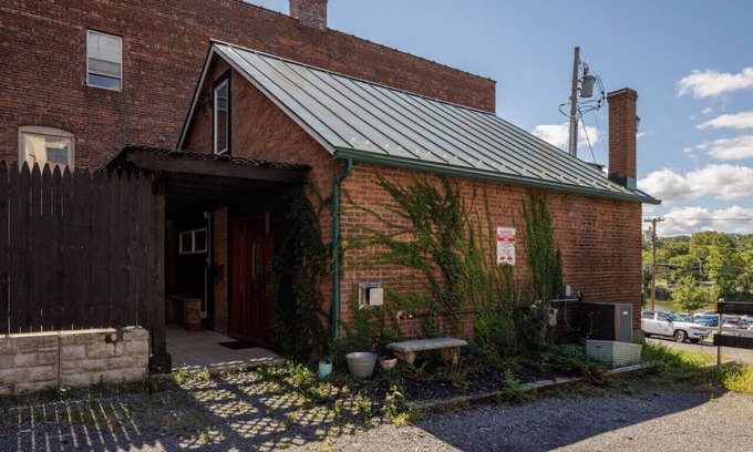 Catskill Heights Maison | Catskill Cottage Walk to Downtown & River Views