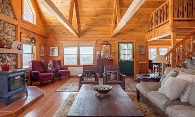Prattsville Maison | Catskill Log Home Getaway