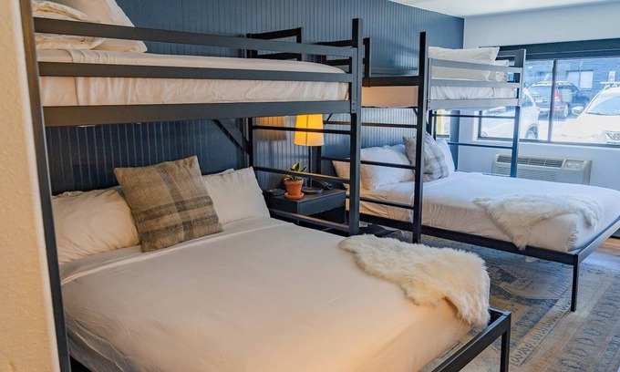 Winter Park Hôtel | Catwalk | Double Queen + Twin Bunks at Gravity Haus Winter Park, Parking