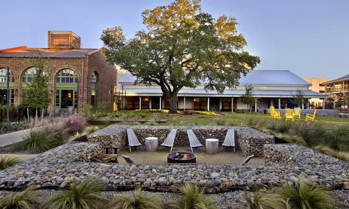 College Station Hôtel | Cavalry Court, by Valencia Hotel Collection