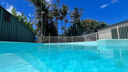 Caves Beach Maison | Caves Getaway - Pool, Air conditioned and close to the beach