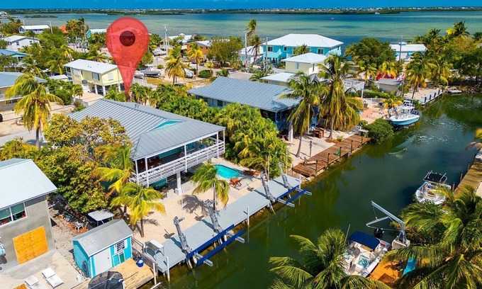 Breezeswept Beach Estates Maison | Cayman Retreat: Cozy pool home