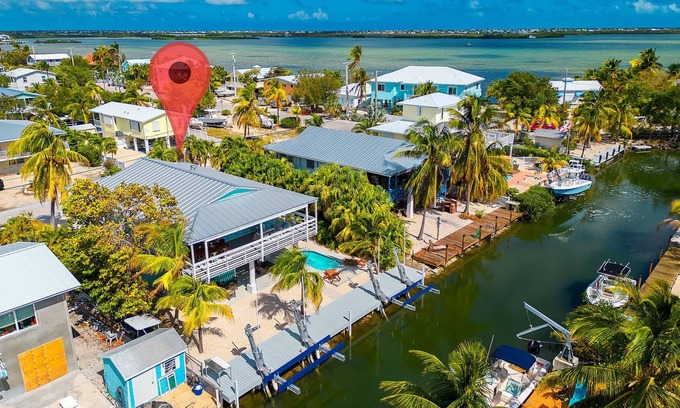 Breezeswept Beach Estates Maison | Cayman Retreat: Cozy pool home
