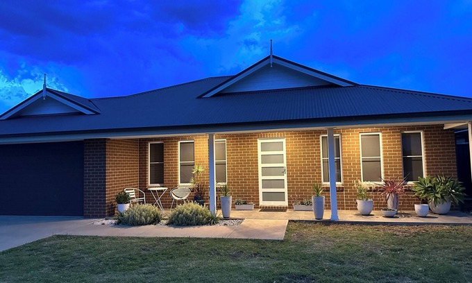 North Tamworth Maison | CC's Country Cottage- Modern, airconditioned, family-friendly space.
