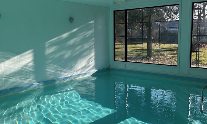 Picton Maison | CC’s Cottage: Indoor Pool and Close to Sandbanks