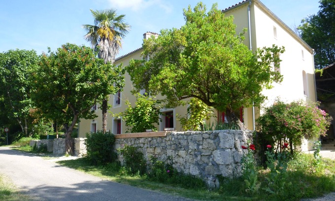 Clermont-Dessous Hôtel | Chambre d'hôtes Cèdre nichée dans un vallon, rénovation récente
