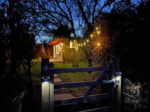 Stourbridge Chalet De Ski | Cedar Cabin Holiday Let - Kinver