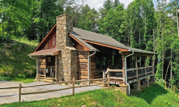 Waynesville Maison | Cedar Cliff Cabin at Rivers Edge Rentals. Luxurious reclaimed 125 year old cabin