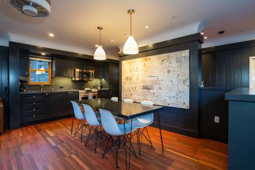Homewood Maison | Cedar Crest - Woodpecker Cottage 7