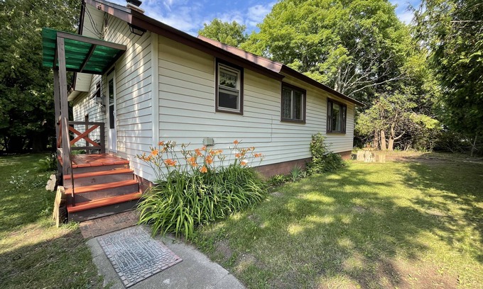 Rumely Maison | Cedar Glen centrally located peaceful setting near to Pictured Rocks!
