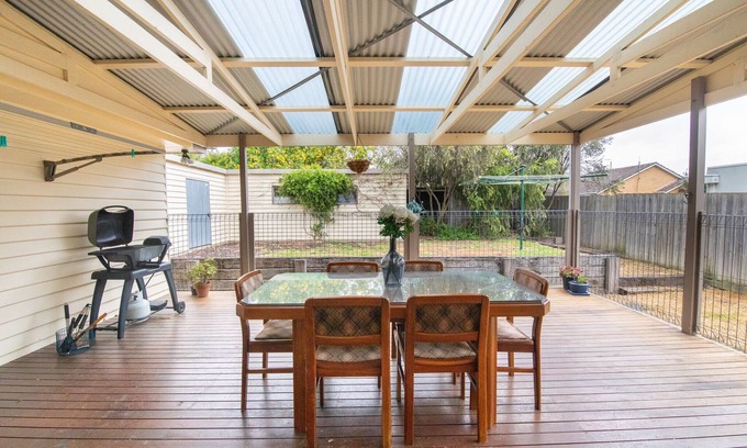 Burwood East Maison | Cedar Holiday House - NetflixParkingWifi, Boutiques 24h / 24