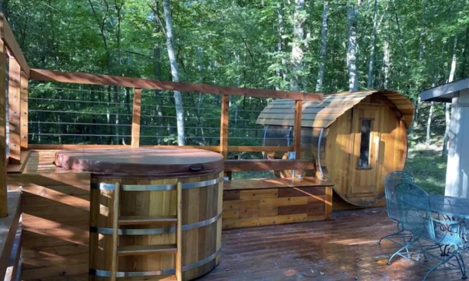 Innsbrook Chalet De Ski | Cedar Hot Tub & Cedar Barrel Sauna A Truly unique cabin at Innsbrook Resort !