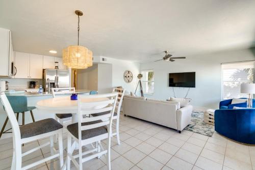 Cedar Key Appartement | Cedar Key Condo with Balcony and Gulf Views!