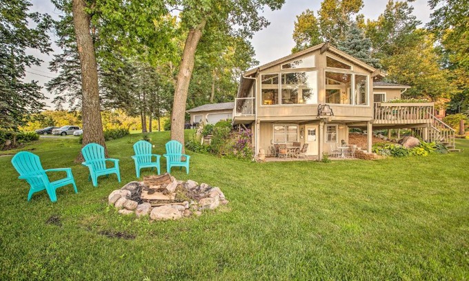 New Prague Appartement | Cedar Lake Retreat with Boathouse and Dock!