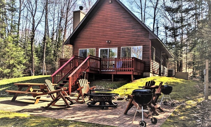 Park Falls Cabine | Cedar Lodge | 3 Bed, 1 Bath On the River