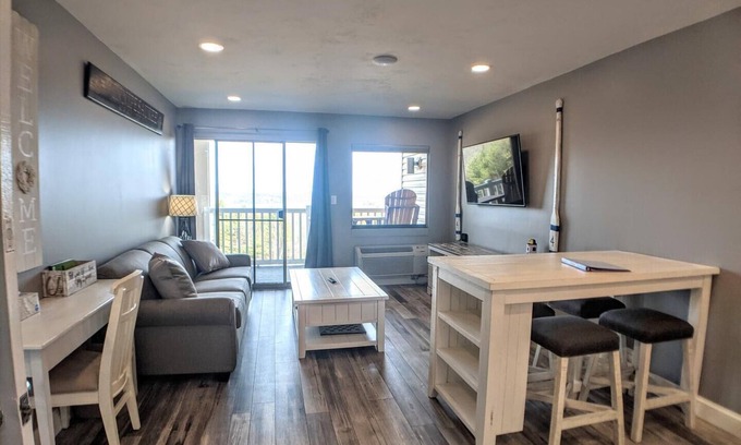 Weirs Beach Copropriété | Cedar Lodge 302. 1 bedroom condo with Lake Winni views!