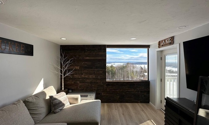 Weirs Beach Copropriété | Cedar Lodge 305. 2 bedroom condo with Lake Winni views!