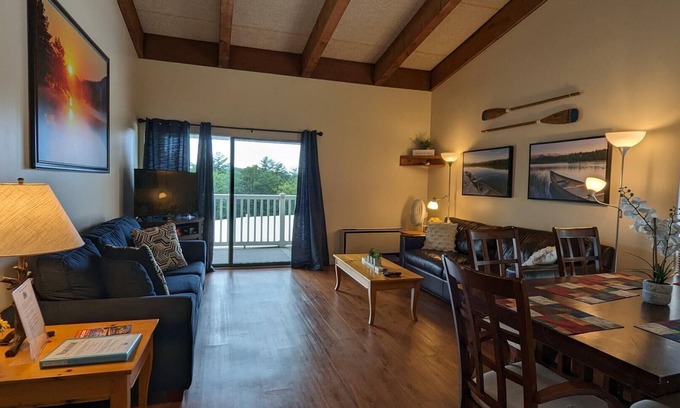 Weirs Beach Copropriété | Cedar Lodge 308. 2 bedrooms near Weirs Beach!