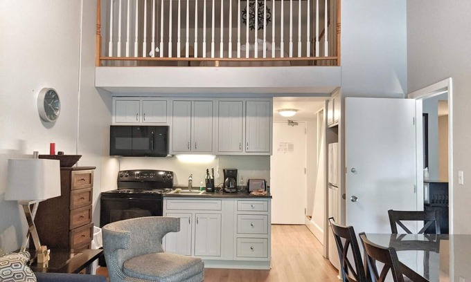 Weirs Beach Copropriété | Cedar Lodge 309 One Bedroom with Loft and Full Kitchen!