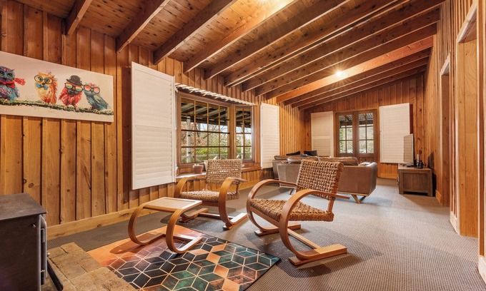 Ophir Cabine | Cedar Log Cabin Bush Retreat – Pet-Friendly | Fire Pit | Wildlife Escape
