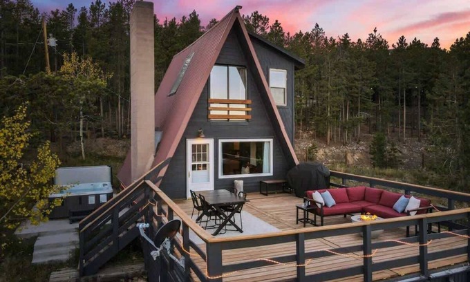 Evergreen Chalet De Ski | Cedar Mountain Lodge | Hot Tub, Views & Wildlife