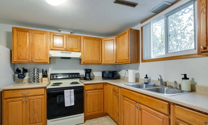 Southwest Area Appartement | Cedar Rapids Vacation Rental: 2 Mi to Downtown!