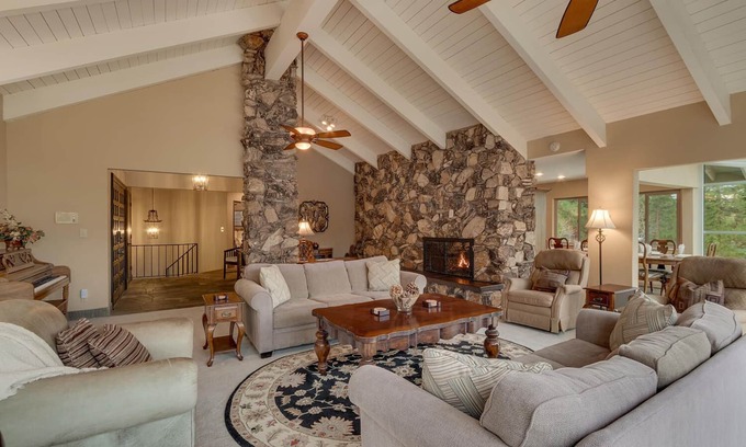 Lincoln Park Maison | Cedar Ridge Lake-house, 5 chambres à coucher dans un beau quartier calme (ZC221)