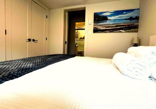 Victoria Appartement | Cedar & Sage Suite - Kitchen & Comfort in Langford