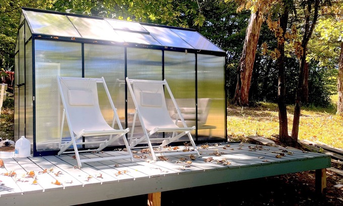 Decorah Appartement | Secluded Blufftop Greenhouse for 2