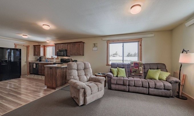 West Yellowstone Appartement | Centennial Suite, Sleeps 4, only 5 blocks from west entrance to Yellowstone Park