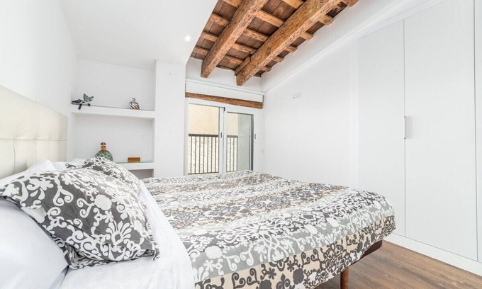 La Seu Appartement | CENTER-2BR, 2BA-ATTIC-TERRACE,VIEW, WI-FI, A/C