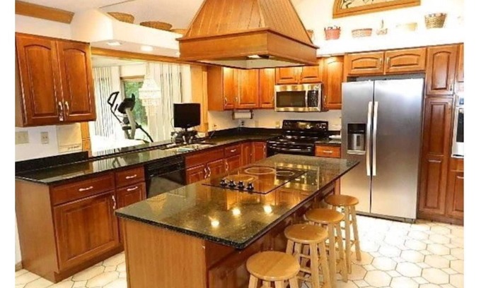Stroudsburg Maison | Center Hall Colonial Villa in the Heart of Poconos