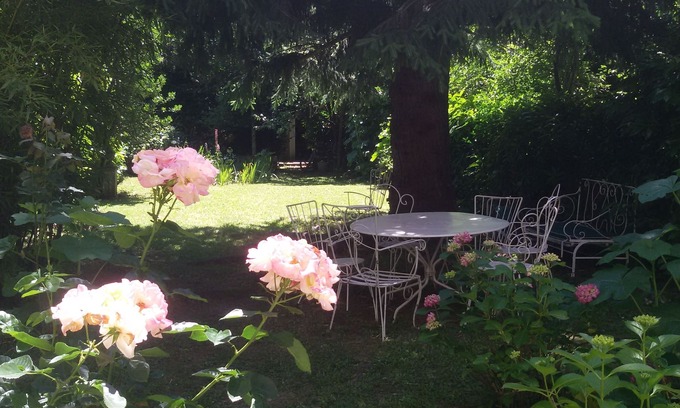 Bagneres-de-Luchon Appartement | Centre Bagnères de Luchon, gd T2/3 (65m²) de caractère indépendant, avec jardin.