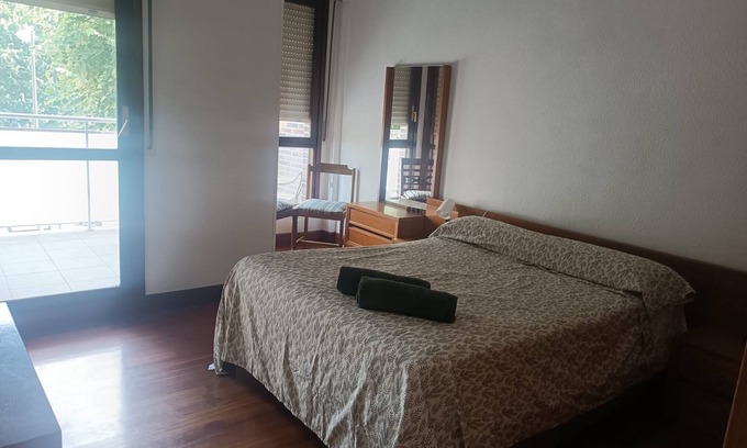 Basurtu Appartement | Center of Bilbao. Pets are allowed. Complete studio with balcony, ideal for couples