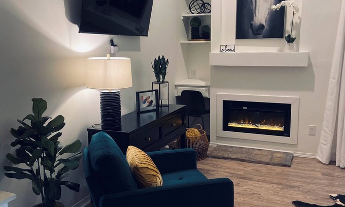 Owensboro Maison | Center of city private Town Home W/fire pit &BBQ