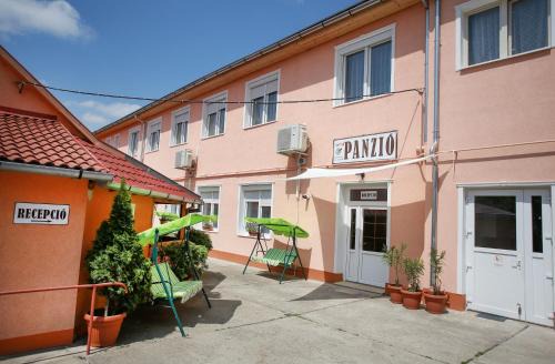 Szentes Lit Et Petit-Déjeuner | Centrál Panzió