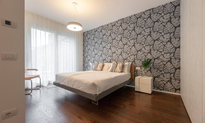 Como City Centre Appartement | Central 2BR Apartment – Private Parking – Long Term Welcome