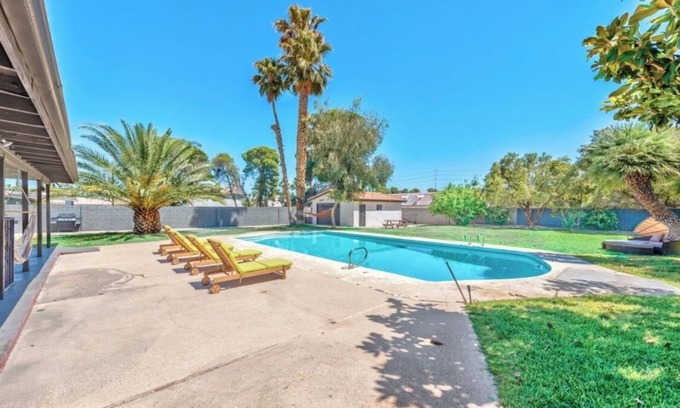 Paradise Villa | Central 5-bedroom 3-bathroom 2-maters BIG POOL & HUGE YARD!!
