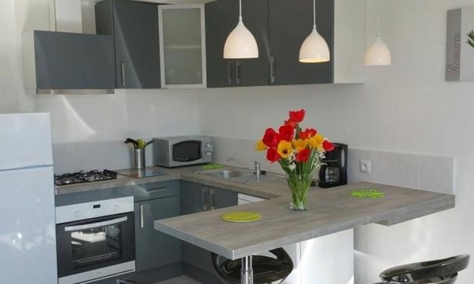 La Roche-Posay Appartement | Appartement T3 en Centre-Ville de La Roche-Posay avec Terrasse, Piscine et Parking