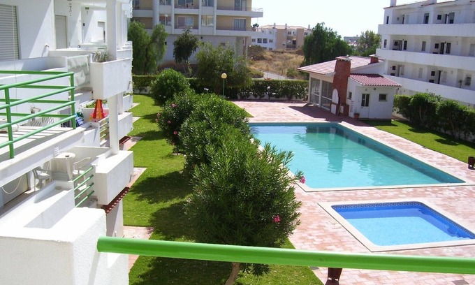 Areias de Sao Joao Appartement | Appartement central en bord de mer avec piscine et jardin pour 4 personnes.