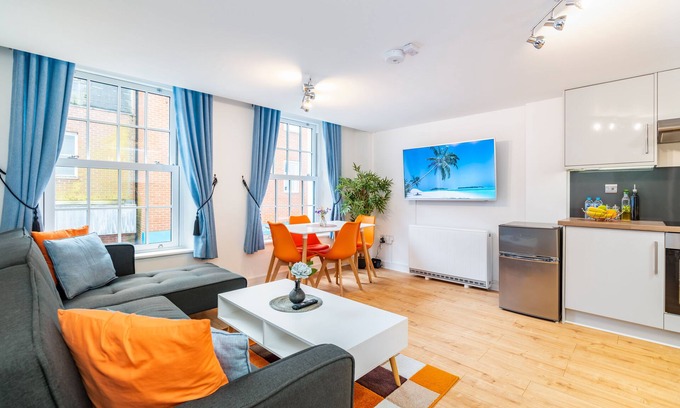 Andover Appartement | Appartement Central avec 55 '' Smart TV, Netflix, Amazon Prime TV, Super King Bed