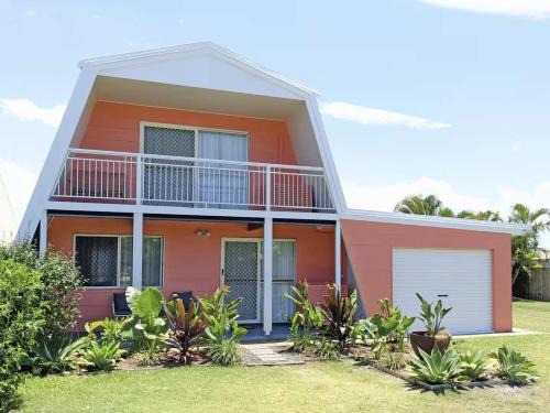 Bargara Appartement | Central Bargara Beach Bungalow by UG