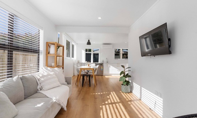 Whangamata Maison | Central Beach Bach in Whangamata – Close to Beach & Town!