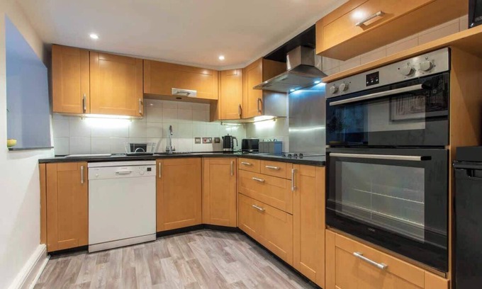 Bradford-on-Avon Maison | Central, beautiful home - with parking